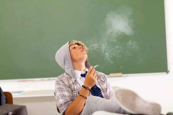 Adolescente estudiante fumar —  Fotos de Stock