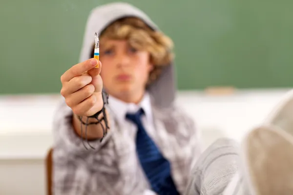 Student střední školy, kouření — Stock fotografie