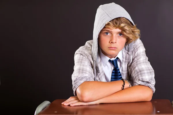 Adolescente menino no fundo preto — Fotografia de Stock