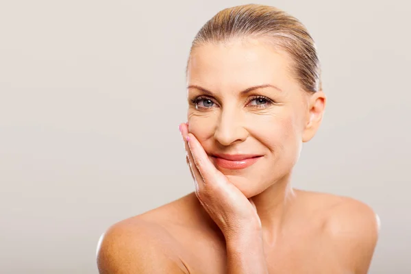 Moderne Frau mit der Hand im Gesicht — Stockfoto