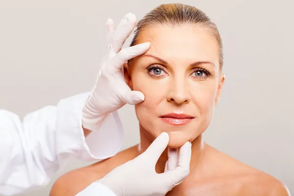 Skin check before plastic surgery — Stock Photo, Image