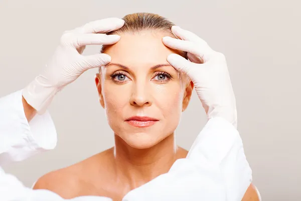 Skin check before cosmetic surgery — Stock Photo, Image