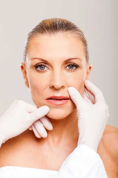 Frauen mittleren Alters vor Schönheitsoperationen die Lippen kontrollieren — Stockfoto