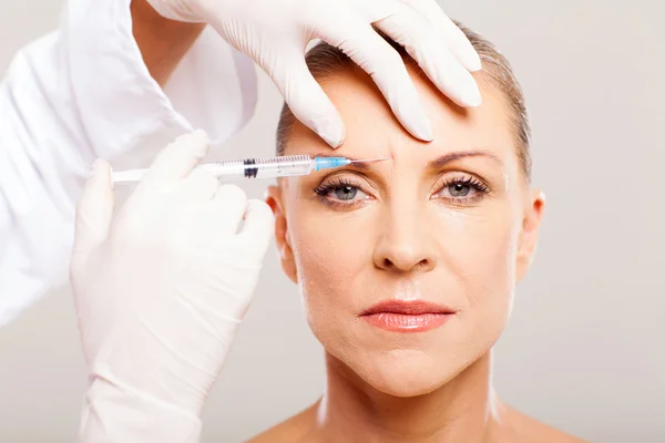 Cosmetisch chirurg geven gezicht opheffing injectie — Stockfoto