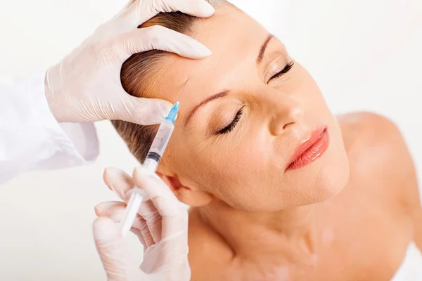 Doctor giving face lifting injection — Stock Photo, Image