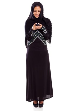 genç Arap kadın akıllı telefon üzerinde e-posta okuma