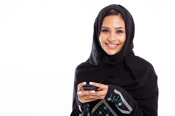 Jeune femme arabe avec téléphone intelligent — Photo