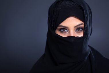 gizemli bir Arap kadın