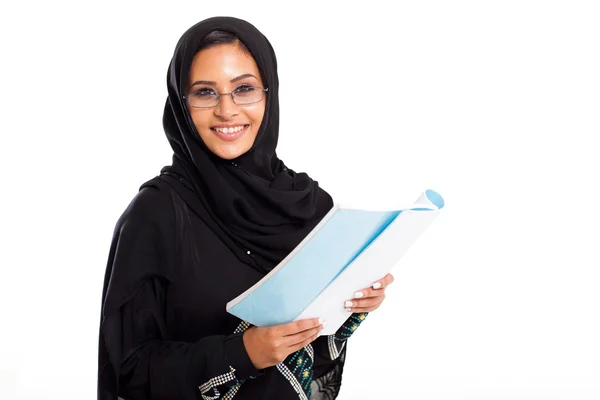 Weibliche arabische Studentin liest — Stockfoto