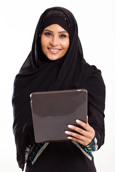 Menina árabe bonita com tablet computador — Fotografia de Stock
