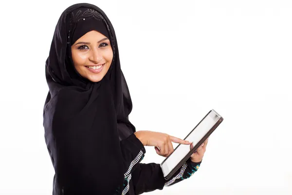 Femme arabe utilisant un ordinateur tablette — Photo