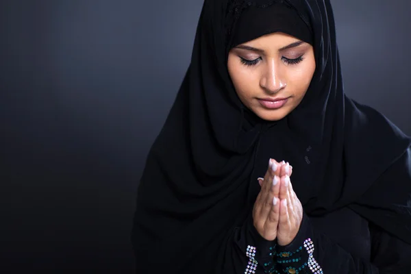 Muslimische Frau betet — Stockfoto