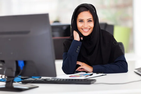 Intelligente donna d'affari musulmana — Foto Stock