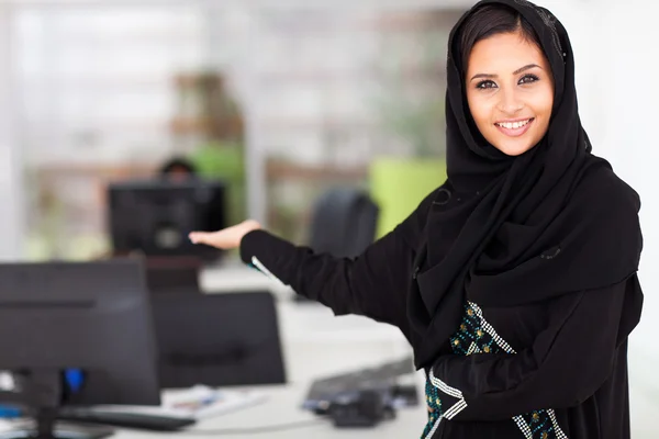 Arabische Geschäftsfrau präsentiert — Stockfoto