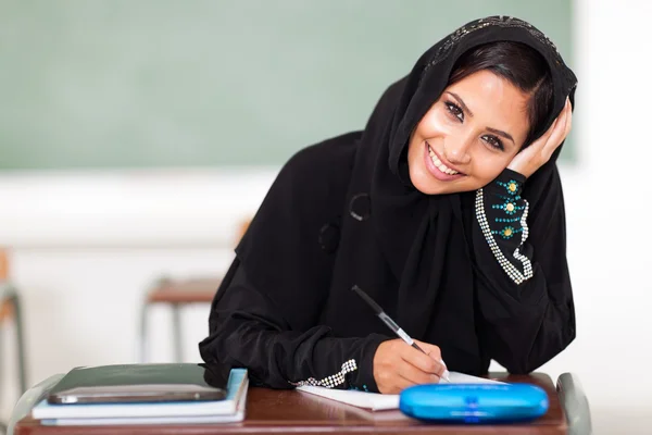 Ευτυχισμένη γυναίκα Μέσης Ανατολής γυμνάσιο φοιτητής — Φωτογραφία Αρχείου