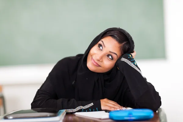 Adolescente arabo scuola superiore studente sognare ad occhi aperti — Foto Stock