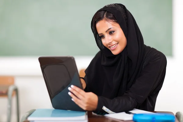 Árabe adolescente menina usando tablet computador — Fotografia de Stock