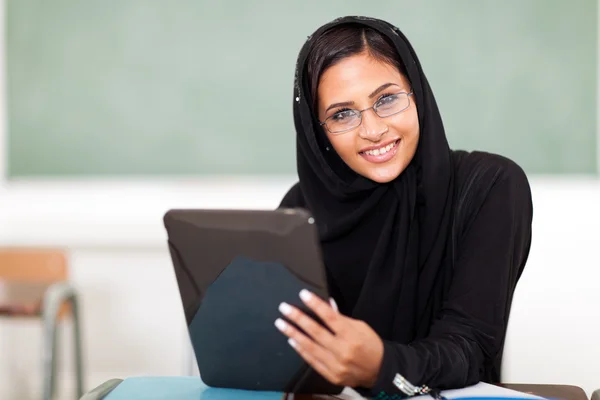 Kvinnliga arabian univeristy student — Stockfoto