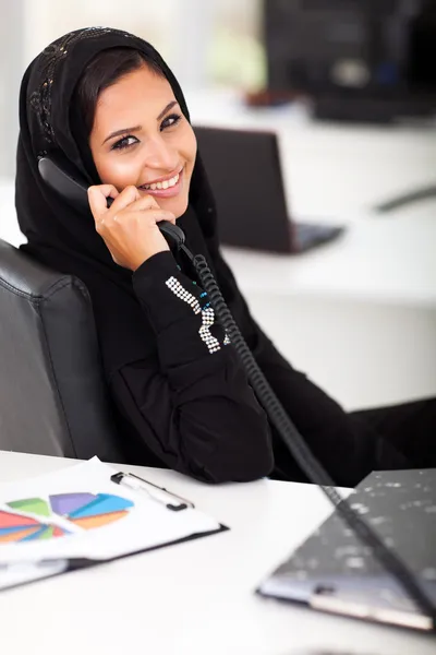 Arabische zakenvrouw praten op kantoor telefoon — Stockfoto