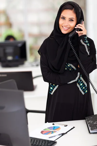 Junge muslimische Geschäftsfrau — Stockfoto