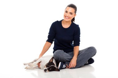 köpeği ile katta oturan genç kadın