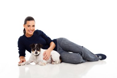 genç kadın köpeğiyle döşeme