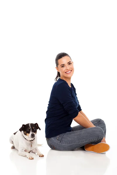 Femme moderne assise avec son chien de compagnie — Photo