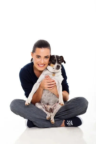 Attraktive junge Frau hält ihren Hund — Stockfoto