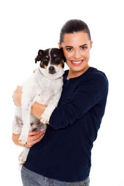 neşeli kadın köpeğini kucaklıyor