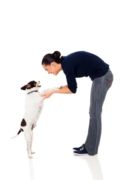 Bonita mujer entrenando a un perro mascota —  Fotos de Stock