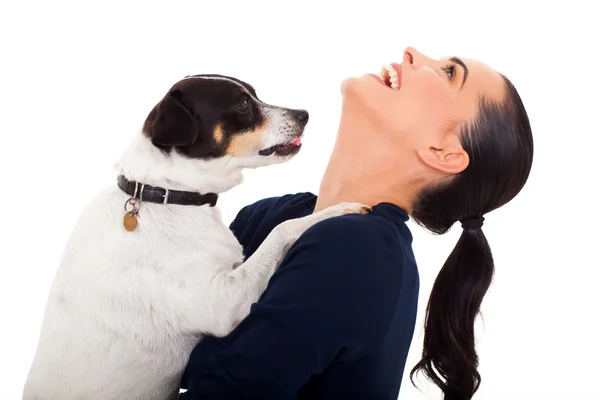 Jovem mulher com seu cão brincando — Fotografia de Stock