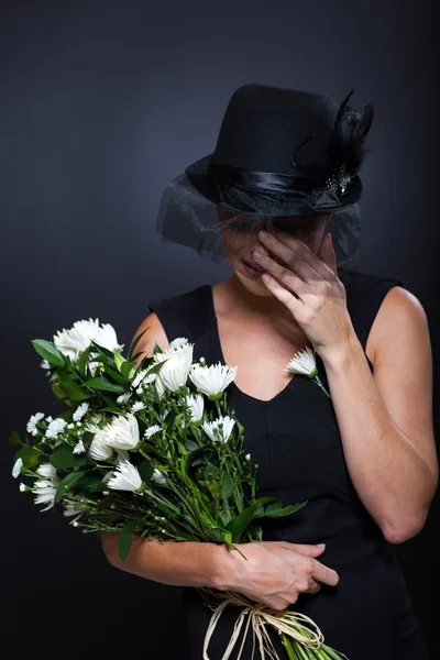 Viúva chorando no funeral — Fotografia de Stock