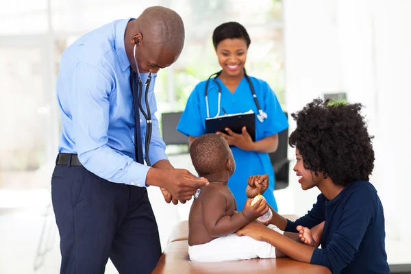 Dziecięcej lekarz badając dziecko — Zdjęcie stockowe