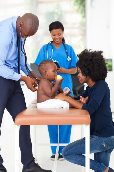 Pediatra examinando menino — Fotografia de Stock