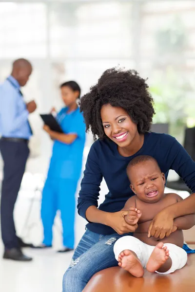 Mor och hennes pojke väntar checkup — Stockfoto