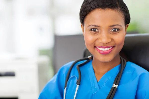 Infirmière médicale africaine féminine avec stéthoscope — Photo