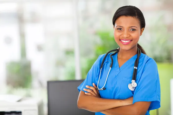 Enfermera pediátrica afroamericana en el consultorio — Foto de Stock