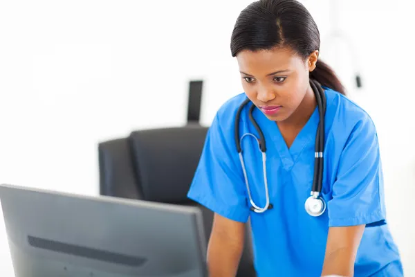 Infirmière africaine au bureau — Photo