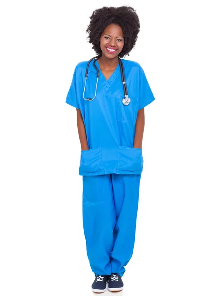 Портрет молодой африканской медсестры — стоковое фото