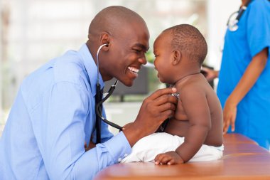 Afrikalı erkek Doktor muayene erkek bebek