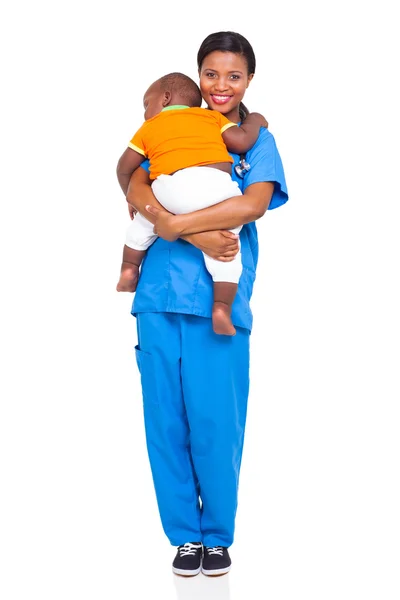 アフリカの看護婦は子供を運ぶ — ストック写真