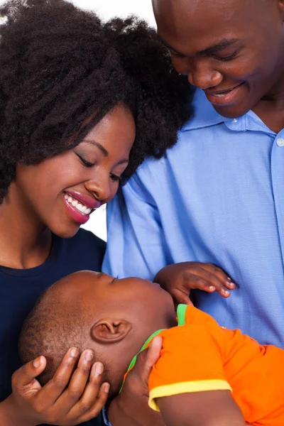 Joven negro pareja mirando durmiendo bebé hijo — Foto de Stock