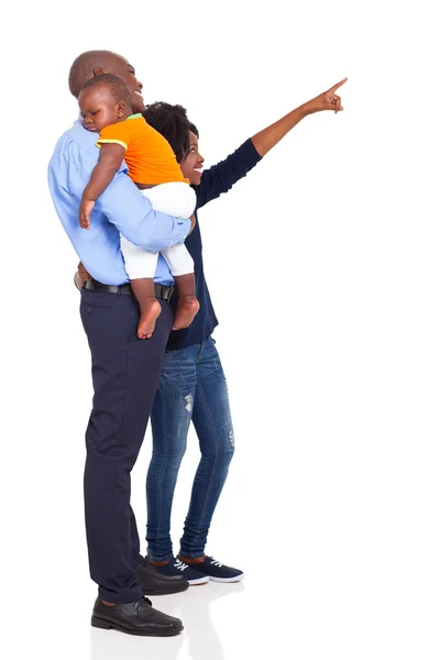 Афро-американская молодая семья указывает — стоковое фото