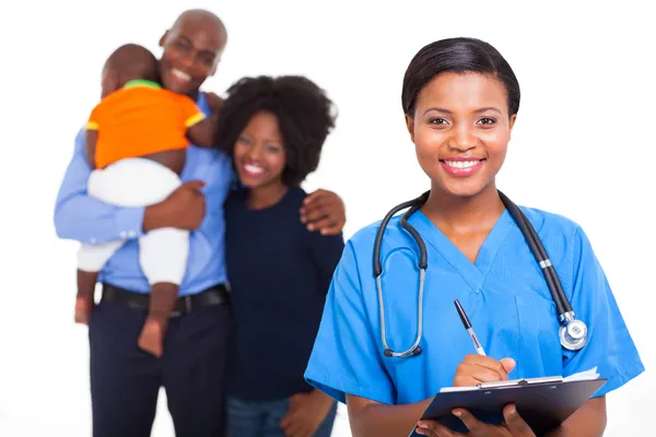 Afrikanisch-amerikanische Krankenschwester mit Familienpatienten — Stockfoto