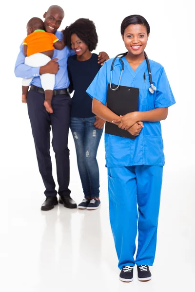 Jonge zwarte verpleegster met Afrikaanse familie — Stockfoto