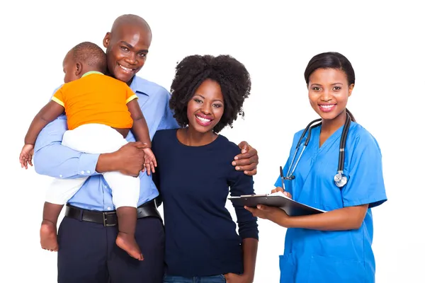 Travailleuse africaine de la santé avec une jeune famille — Photo