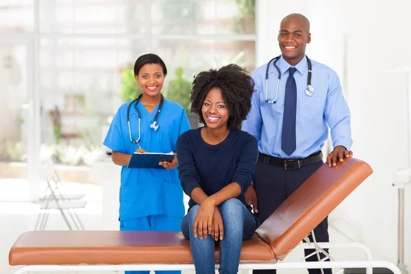 Afrikansk kvinna besöker läkare — Stockfoto