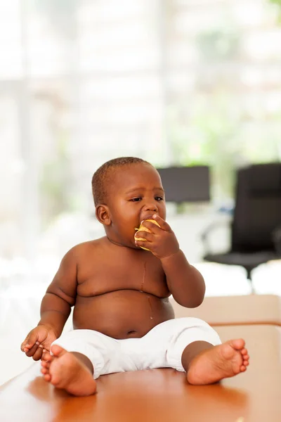 Africano bebé niño comer manzana — Foto de Stock