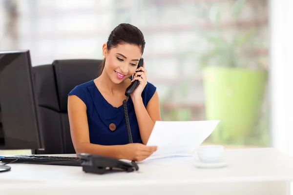 Jeune femme d'affaires au téléphone et rapport de lecture — Photo