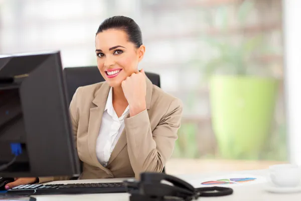 Femme d'affaires blanche au bureau — Photo